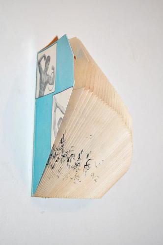 Ensamblaje de la artista chilena Bárbara González.