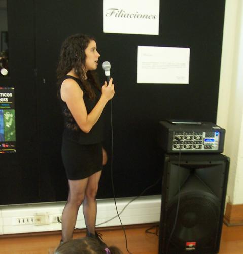 La artista chilena Gabriela Rivera presentando la exposición
